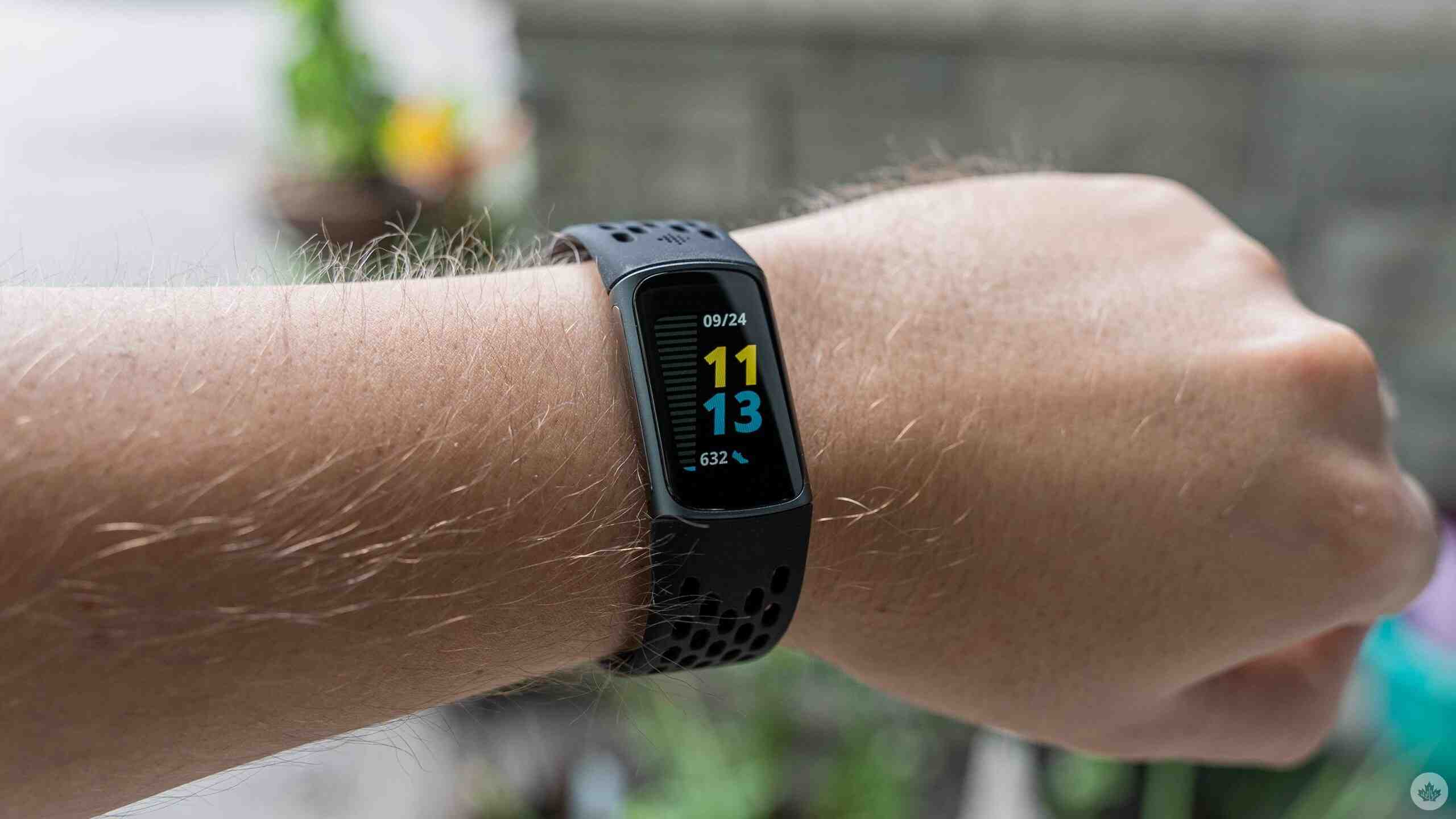 How far can Fitbit be from phone?