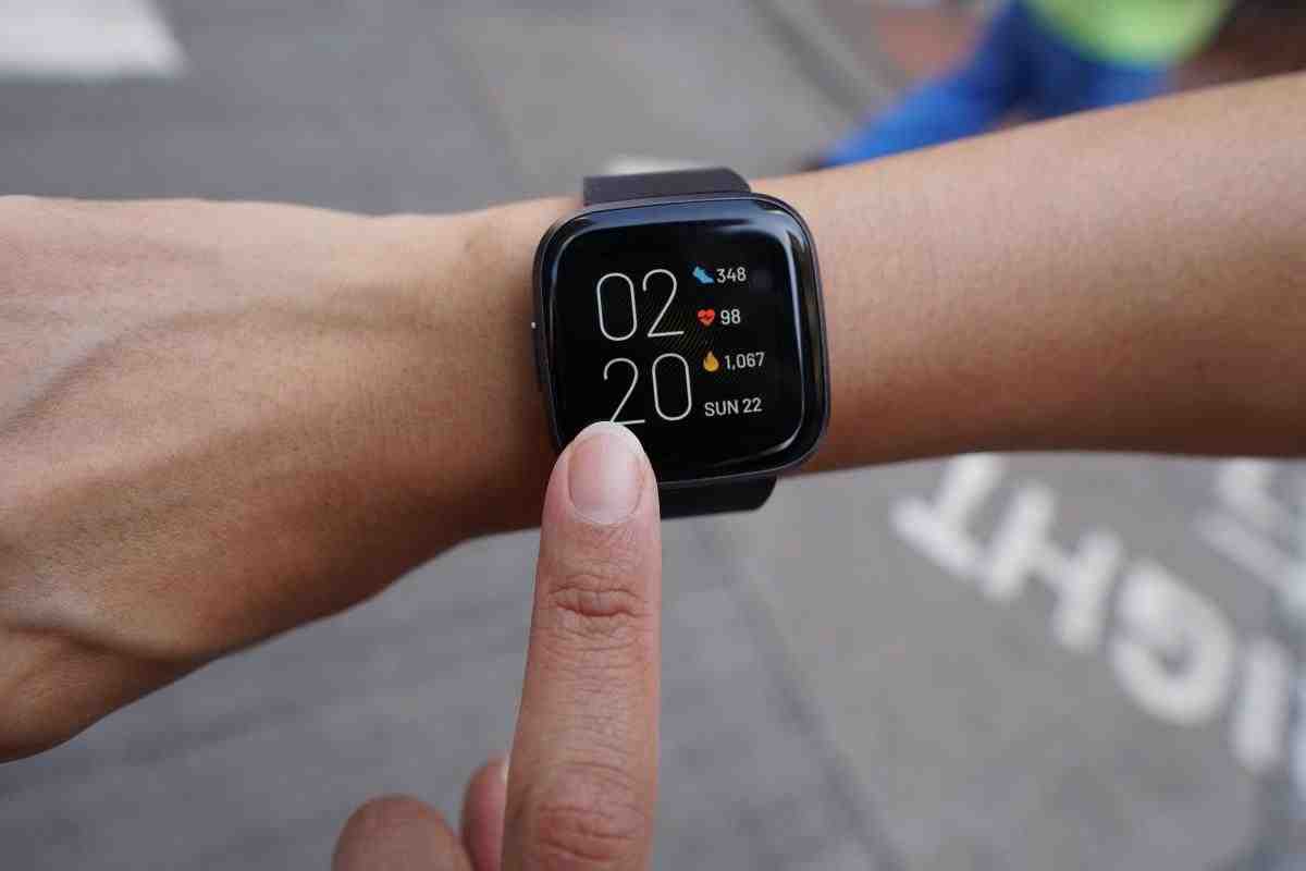 Is it better to wear Fitbit on dominant hand?