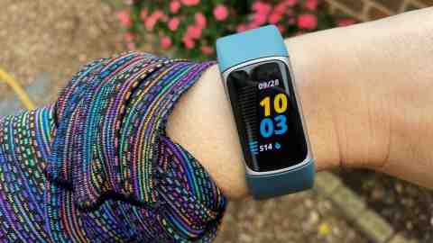 What does a Fitbit Charge 5 do?