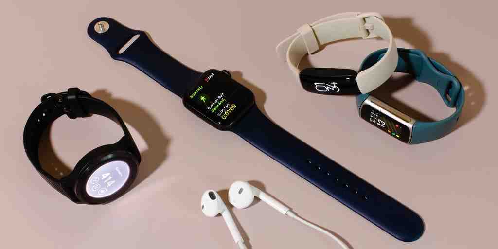 What is the difference between smartwatch and fitness band?
