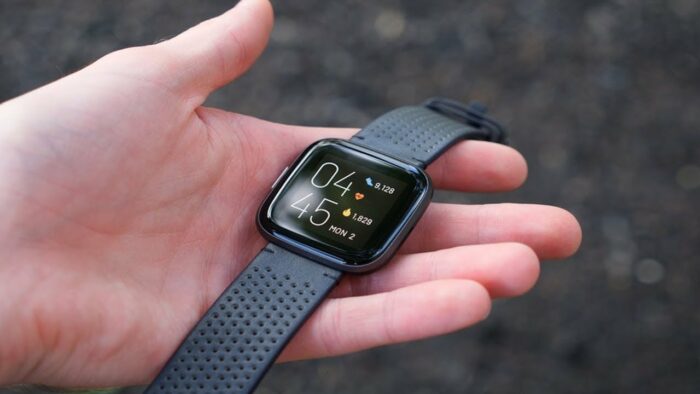 Fitbit Versa smartwatch displaying battery life status.
