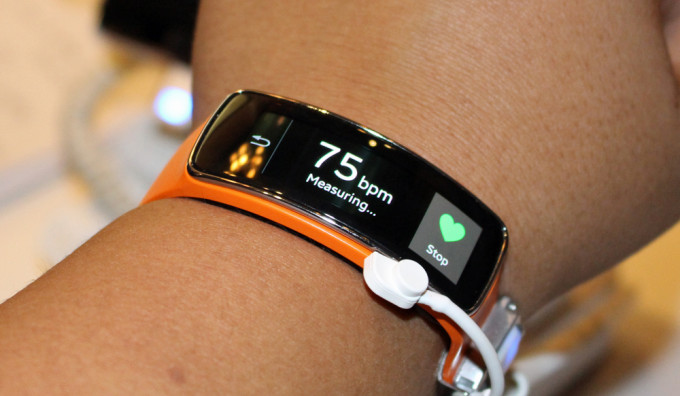 A Samsung Galaxy Fit 2 smartwatch highlighting its long battery life.