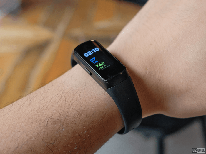 A Samsung Galaxy Fit smartwatch displayed for review.