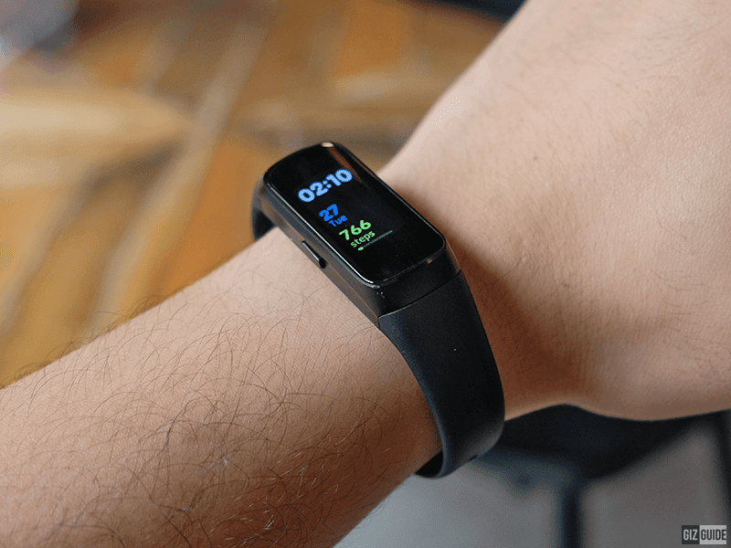 A Samsung Galaxy Fit smartwatch displaying its features.